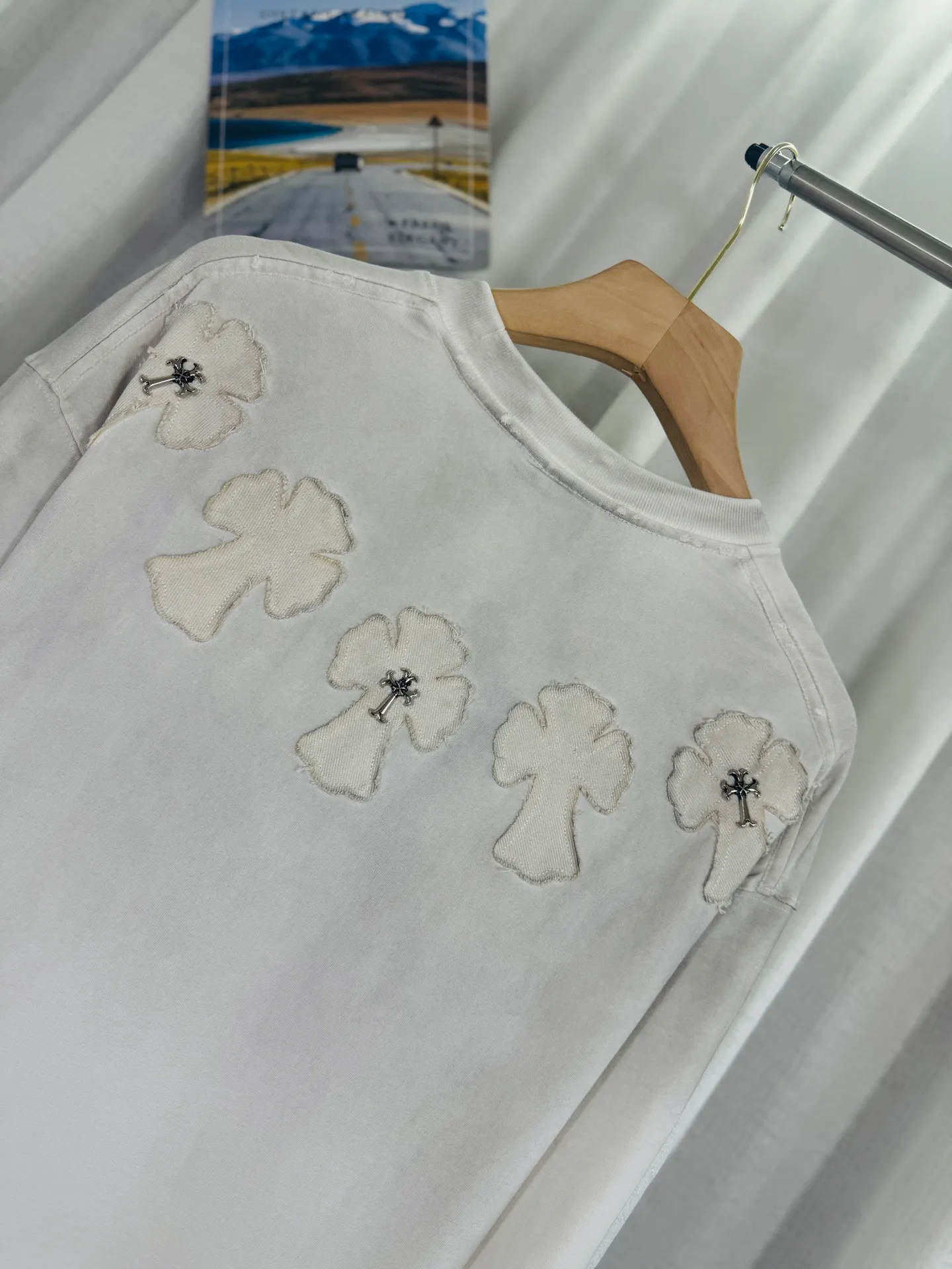 P250 top version, real shot without P, ​​different from market currency) 𝗖𝗵𝗿𝗼𝗺𝗲 𝗛𝗲𝗮𝗿𝘁𝘀/Cro Heart 2025 Autumn and Winter Horseshoe Cross Appliqué Embroidered Couple Casual Long Sleeve 👑The highest version! Customized fabric 320g fabric! Horseshoe cross patch embroidery, a best-selling model at the counter, very comfortable to wear. Accessories: original molded and authenticated collar label ➕ 100% silk wash water label. Genuine purchase-grade original hangtag➕matching hanging rope➕3D hanging beads➕original packaging bag. Craftsmanship: The original version has consistent wiring! The highest version of the armhole matching technique! Color: Black Size: S M L XL Style No.: 5172